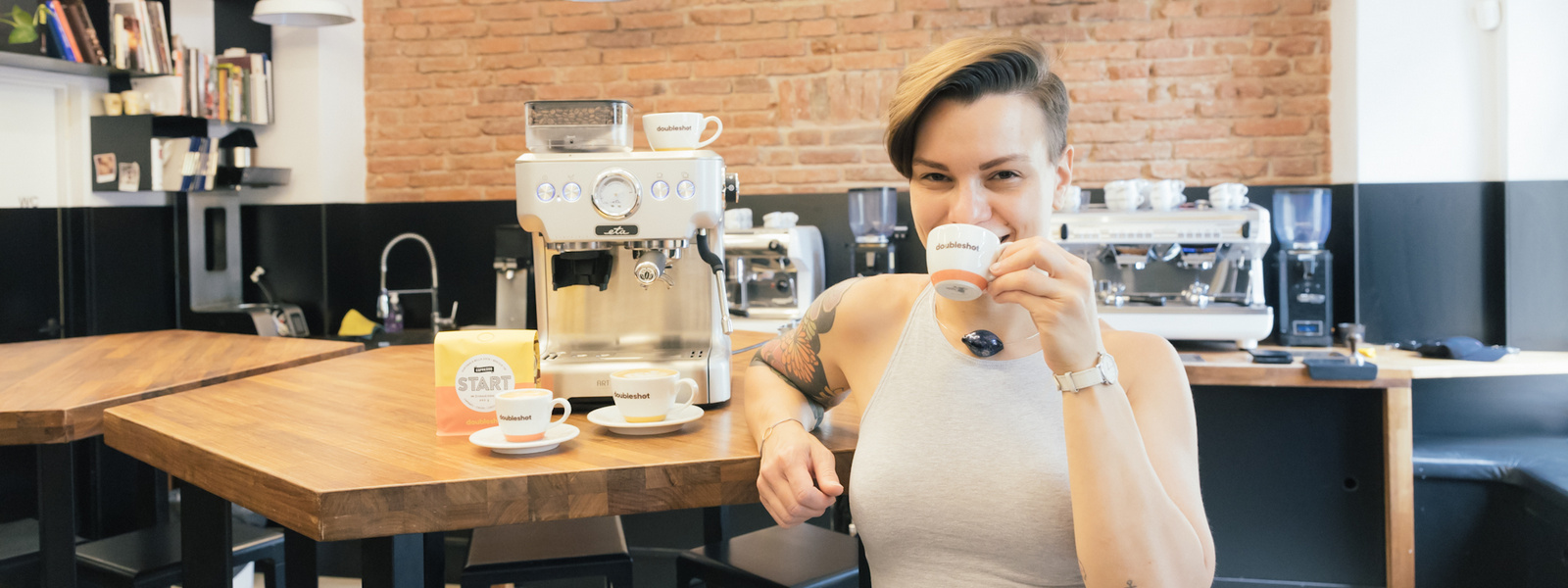 Kávovar ETA Artista Pro v rukou baristky a lektorky školicího centra Doubleshot: Jak si stojí po měsíčním testování?